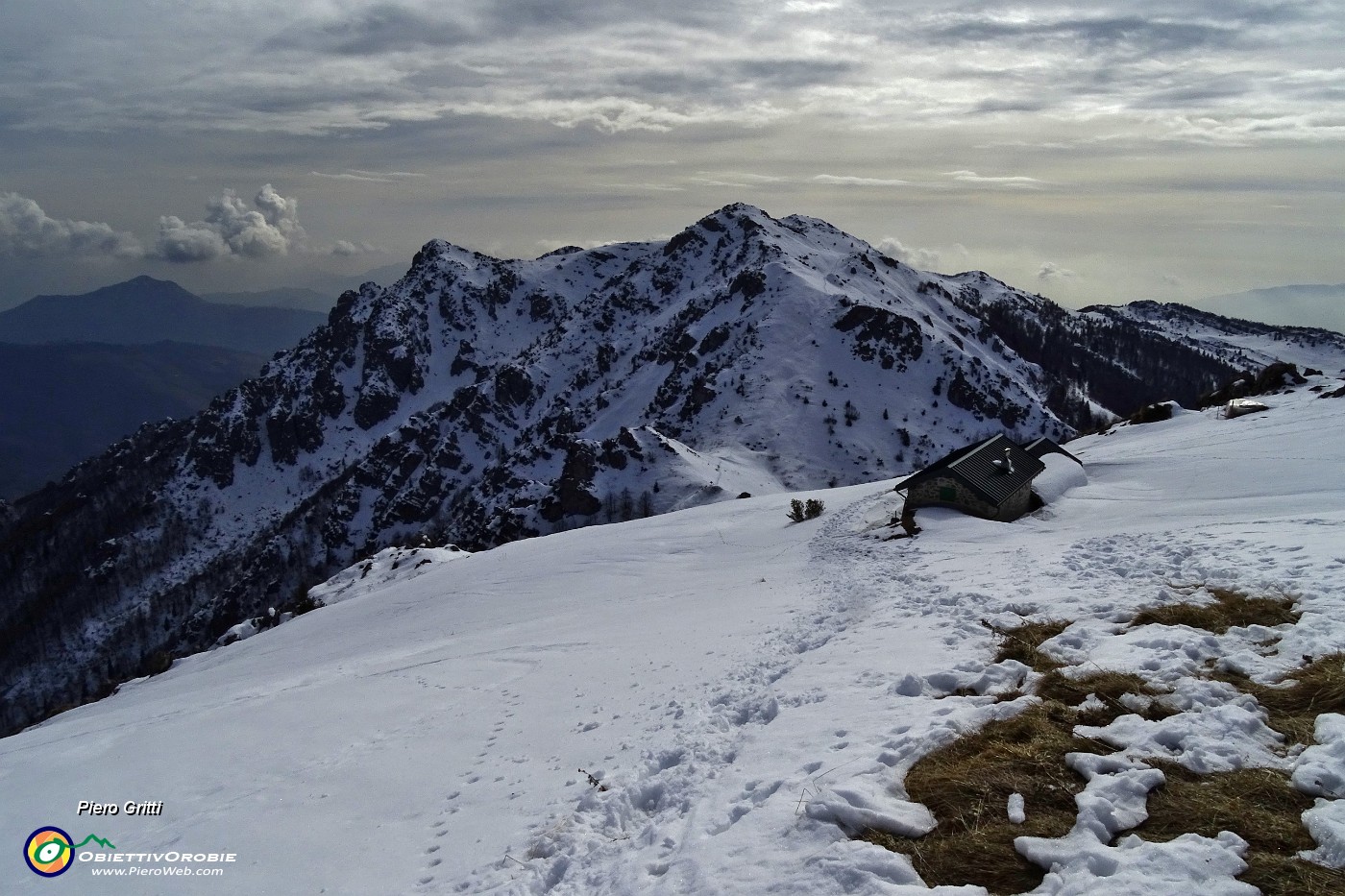 38 Salendo il lungo pratone innevato.JPG -                                